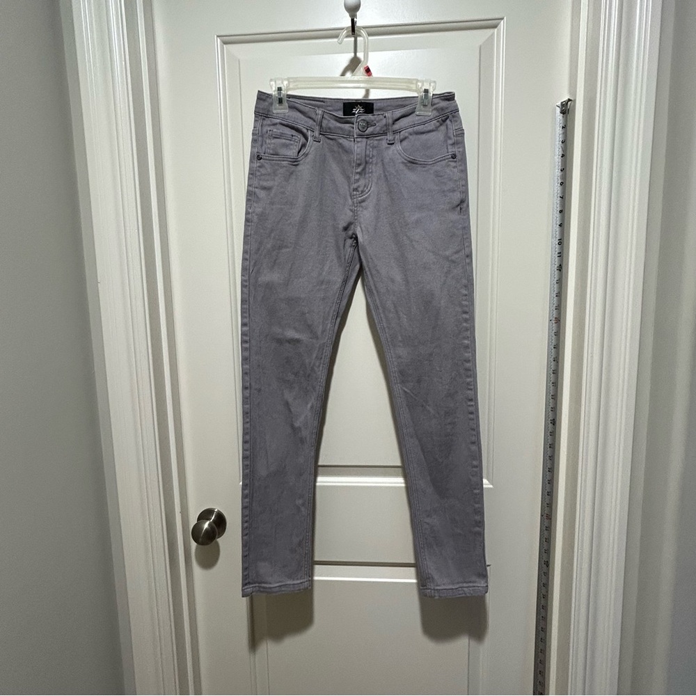 ZLZ Denim women’s size 29W light grey straight leg jeans. Length 37”.